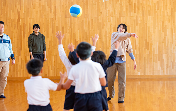 体育館で遊ぶ様子